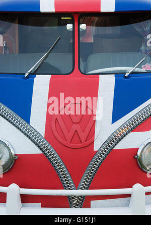 Union Jack Cool Flo Lifestyle Kleidung Aufkleber auf einem Vintage VW Kastenwagen bei Stanford Hall VW zeigen. Leicestershire, England Stockfoto