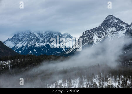 Zugspitze auf der linken Seite - der höchste Berg Deutschlands kalten Winterwetter Stockfoto