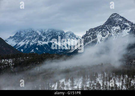 Zugspitze auf der linken Seite - der höchste Berg Deutschlands kalten Winterwetter Stockfoto