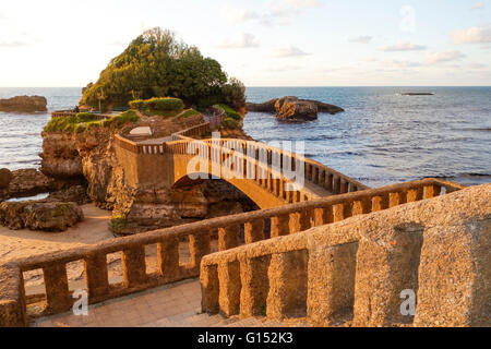 Arch-Stege am Strand, Le Rocher du Basta, Grand Plage, Biarritz. Aquitanien, französischen Baskenland, Frankreich. Stockfoto