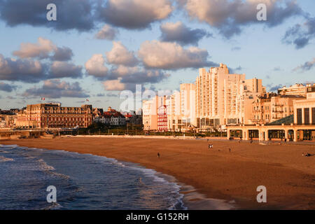 Grande Plage mit Luxus Hotel du Palais, Casino, Hotel. Biarritz. Aquitanien, französischen Baskenland, Frankreich. Stockfoto