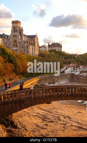 Kirche Saint Eugénie, Brücke (Église Sainte Eugénie) Fußgänger Stein vor, Biarritz. Aquitaine, Baskenland, Frankreich. Stockfoto