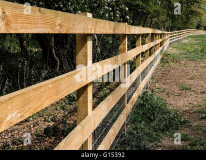 Flacher Fokus eines neu installierten Private Property-Schildes auf einem Zeitzaun in der Nähe des Eingangs zu einem privaten Paddock gesehen. Stockfoto