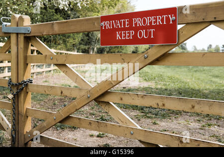 Flacher Fokus eines neu installierten Private Property-Schildes auf einem Zeitzaun in der Nähe des Eingangs zu einem privaten Paddock gesehen. Stockfoto