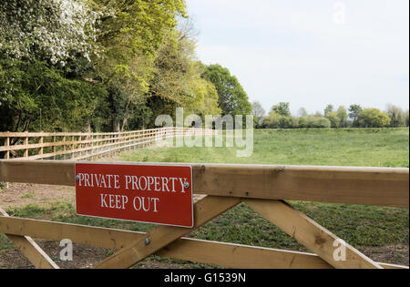 Flacher Fokus eines neu installierten Private Property-Schildes auf einem Zeitzaun in der Nähe des Eingangs zu einem privaten Paddock gesehen. Stockfoto