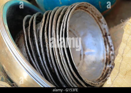 Satz von alten und neuen Aluminium Kochen Schalen und Waschbecken zum Verkauf im Freiverkehr Adi Haki Mek'ele Mekelle Stadt. Äthiopien. Stockfoto