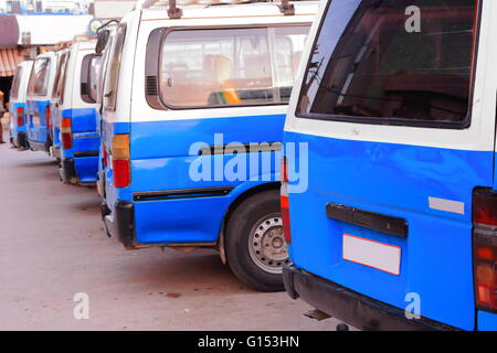 Reihe von weiß und blau lackiert lokale Auto Rikscha-Tuk Tuk-Baby Taxi-Mototaxis auf einer Straße in Zentraläthiopien Mek'ele stationiert. Stockfoto