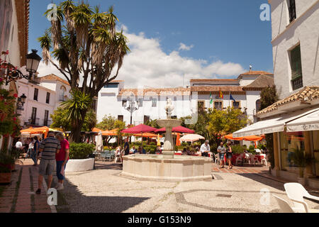 Touristen und Cafés in Orange-Platz (Plaza de Los Naranjos), Altstadt von Marbella, Andalusien-Spanien-Europa Stockfoto