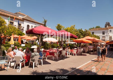 Leute sitzen in einem Café in Orange Platz (Plaza de Los Naranjos), Old Town, Marbella, Andalusien, Spanien Stockfoto