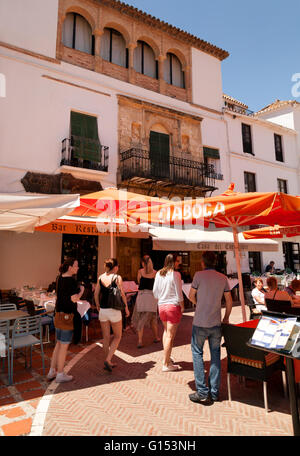 Menschen, die ins Café, Plaza de Los Naranjos (Orange Quadrat), Altstadt von Marbella, Costa Del Sol, Andalusien, Spanien Stockfoto