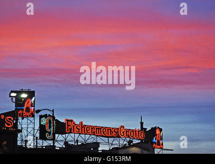 San Francisco, Kalifornien, USA: Sonnenuntergang über der Fischer Grotte ein berühmtes Restaurant, das im Jahr 1935 am Fisherman's Wharf geöffnet Stockfoto