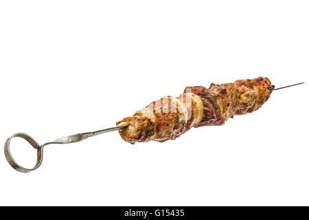 Gebratenes Fleisch mit Zwiebeln Spieße, isoliert auf weißem Hintergrund Stockfoto