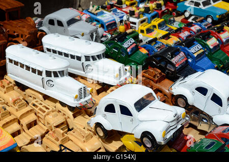 Madagaskar, Stadt Antananarivo, Straßenhändler verkauft kleines Spielzeug Autos Citroën 2CV und Miniatur des französischen Zug Micheline recycelt von gebrauchte Getränkedosen Stockfoto