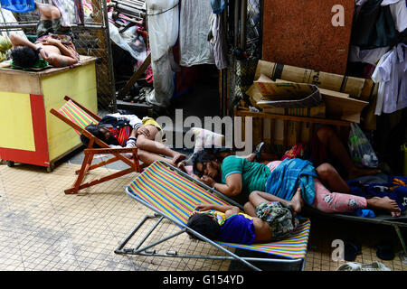 Philippinen, Manila, China Town, schlafende Obdachlose/Philippinen, Manila, Chinatown, schlafende Obdachlose Stockfoto