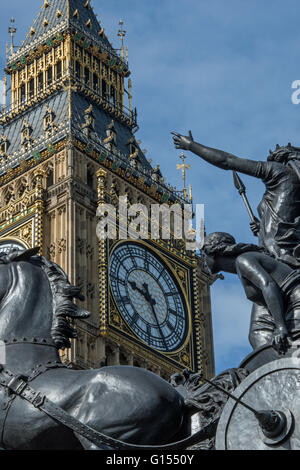 Big Ben erhebt sich über das Denkmal für Königin Boudica des Stammes keltischen Icener in Westminster, London im frühen Morgenlicht. Stockfoto