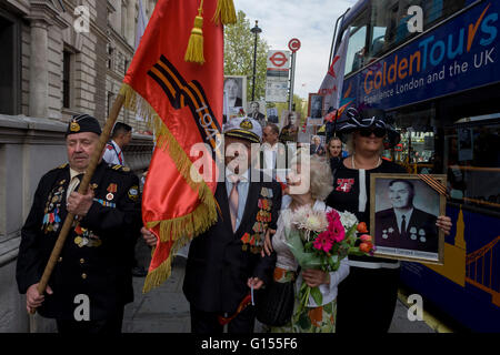 Im Vereinigten Königreich lebenden Russen Marsch durch Westminster im Zentrum von London, die Gefallenen während des zweiten Weltkrieges (1939-45) 9. Mai 2016 zu Ehren. Tausende von Russisch sprechende Menschen versammelten sich am Trafalgar Square, voran über die Downing Street (die offizielle Residenz des britischen Premierministers David Cameron) bevor Sie fortfahren, Parliament Square. Stockfoto