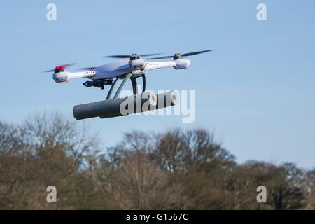 Klinge 50QX Hobby Drohne fliegen in einer Parkanlage in der Nähe von Bäumen mit textfreiraum und keine Menschen Stockfoto