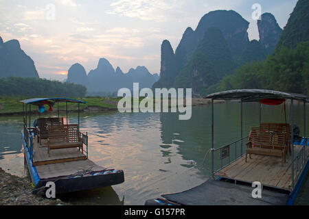 Bambus Flöße auf dem Li-Fluss bei Xingping Stockfoto