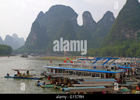 Boote auf dem Li-Fluss bei Xingping Stockfoto