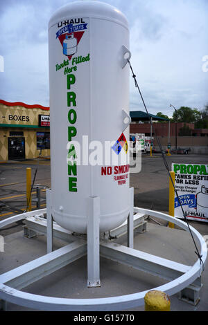 Turm Propan-Tank mit Propangas für Retail-Kunden auf einem U-Haul-Lage-Parkplatz. Stockfoto