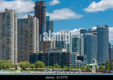 Die Skyline der Stadt vom Wasser zwischen City und Toronto Island Park, Toronto, Ontario, Kanada. Stockfoto