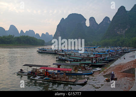 Boote auf dem Li-Fluss bei Xingping Stockfoto