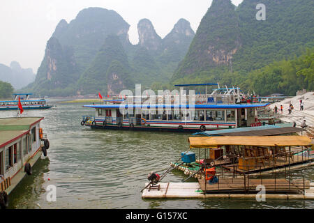 Boote auf dem Li-Fluss bei Xingping Stockfoto