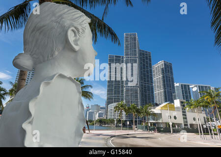 SKULPTUR BRICKELL AVENUE SKYLINE RIVERWALK DOWNTOWN MIAMI FLORIDA USA Stockfoto
