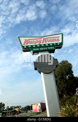 Krispy Kreme Doughnuts 24 Stunden Drive Thru großes Schild auf der Nebenstraße in Narre Warren Victoria Melbourne Australien Stockfoto