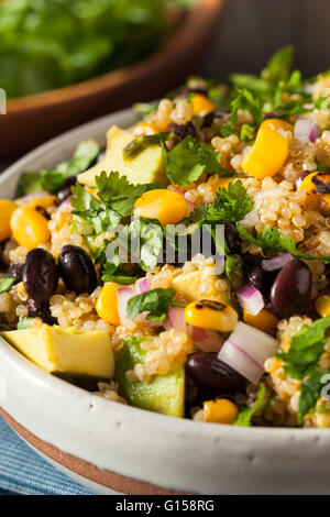 Hausgemachte südwestliche mexikanische Quinoa Salat mit Bohnen Mais und Koriander Stockfoto