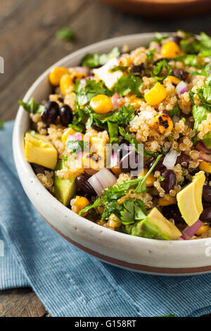 Hausgemachte südwestliche mexikanische Quinoa Salat mit Bohnen Mais und Koriander Stockfoto