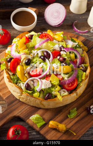 Hausgemachte griechische Salat in einer Schüssel Brot mit Zwiebeln und Paprika Stockfoto