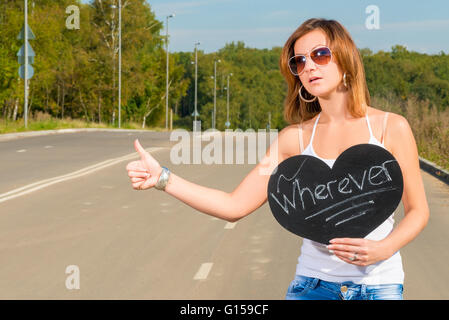 Porträt eines schönen jungen Mädchens, der per Anhalter unterwegs Stockfoto