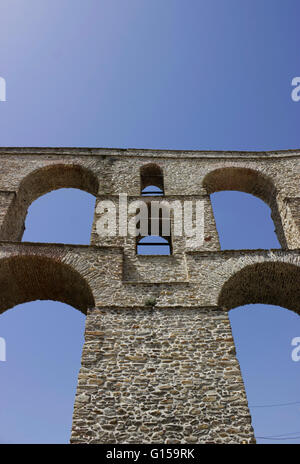 Vertikale Schuss Kamara oder Kamares Bögen () mittelalterlichen alten Aquädukt Denkmal, eine umfangreiche Wasserversorgung in der Antike. Kavala Stockfoto