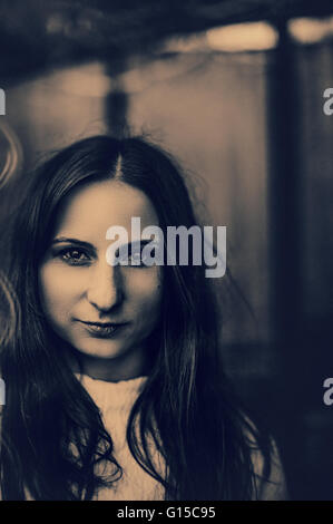 ziemlich natürlich Frau schaut in die Kamera Stockfoto