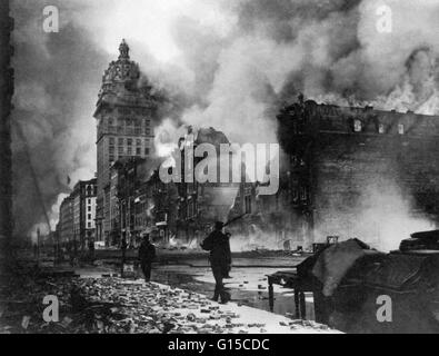 Truppen aus dem Presidio entlang East Market Street nach dem San-Francisco-Erdbeben von 1906. Teil ihrer Mission war, sowie privaten und öffentlichen Eigentum zu schützen, um Polizei und Feuerwehr zu unterstützen. Rauch ist aus der hohen rufen Sie bauen bauschte. Stockfoto