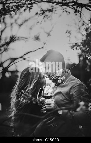 junges Paar im Frühjahr in der Natur unter dem Baum umarmen Stockfoto