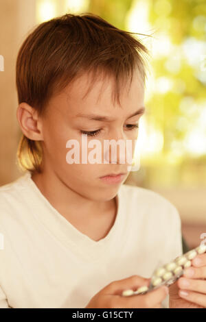 junge fühlt Schmerz Stockfoto