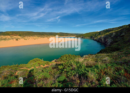 Portugal, Algarve: Blick auf den Fluss, der durch Strand Praia da Amoreira Stockfoto