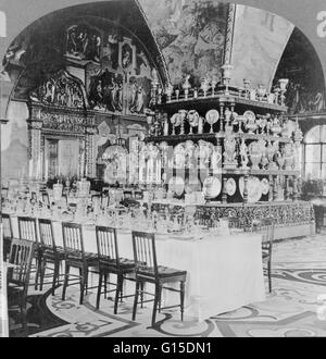 Der Zar Goldenen Speisesaal im Kreml, Moskau, Russland. Innenansicht der Speisesaal mit gedeckten Tisch und das große Display der Gerichte serviert. 1919. Stockfoto