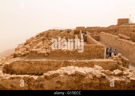 Touristen in Masada Festung Ruinen, Luft dick mit Wüstensand, UNESCO-Weltkulturerbe, Israel, Naher Osten Stockfoto