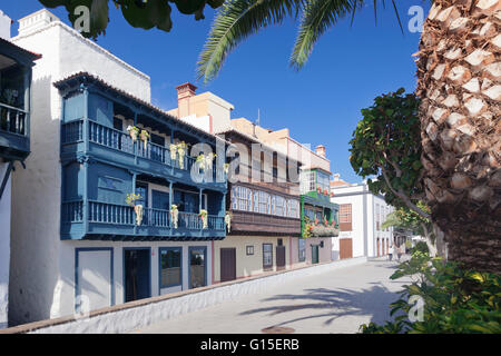 Los Balcones, traditionelle Häuser mit Holzbalkonen in der Avenida Maritima, Santa Cruz De La Palma, La Palma, Kanarische Inseln Stockfoto