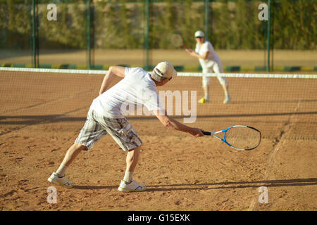 Älteres paar Tennis spielen Stockfoto