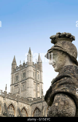 Bath Abbey und eine römische Statue in die Roman Baths, Bad, UNESCO-Weltkulturerbe, Somerset, England, Vereinigtes Königreich, Europa Stockfoto