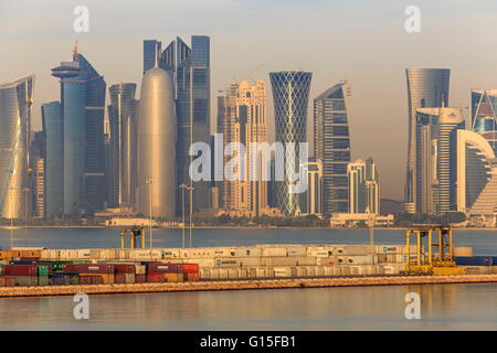 Futuristische Doha City Skyline und Containerhafen, Doha, Katar, Nahost Stockfoto