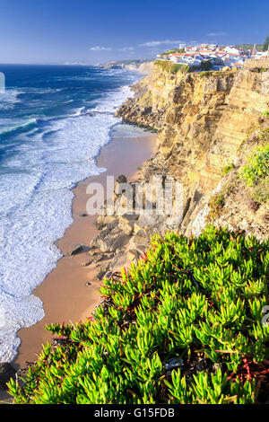 Draufsicht der Ozean, die Wellen, die auf den hohen Klippen von Azenhas Mar do, Sintra, Portugal, Europa Stockfoto