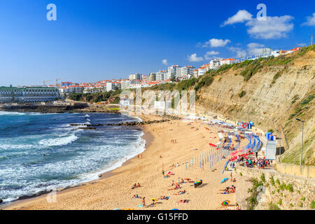 Draufsicht auf das Dorf von Ericeira mit Ozeanwellen an der touristischen Sandstrand, Mafra, Portugal, Europa Stockfoto