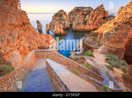 Sanften Farben der Morgendämmerung auf den roten Klippen von Ponta Da Piedade, Lagos, Algarve, Portugal, Europa Stockfoto