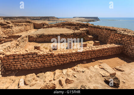 Bedeutet Ruinen mit Blick auf Khor Rori (Rouri), Land der Weihrauch UNESCO World Heritage Site, in der Nähe von Dhofar-Region, Salalah, Oman Stockfoto