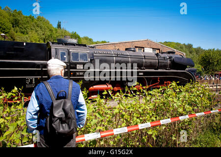 DEU, wird, Ruhr Gebiet, Bochum, Eisenbahn-Museum im Stadtteil Dahlhausen, Besucher der Lokomotiven beobachtet. Stockfoto